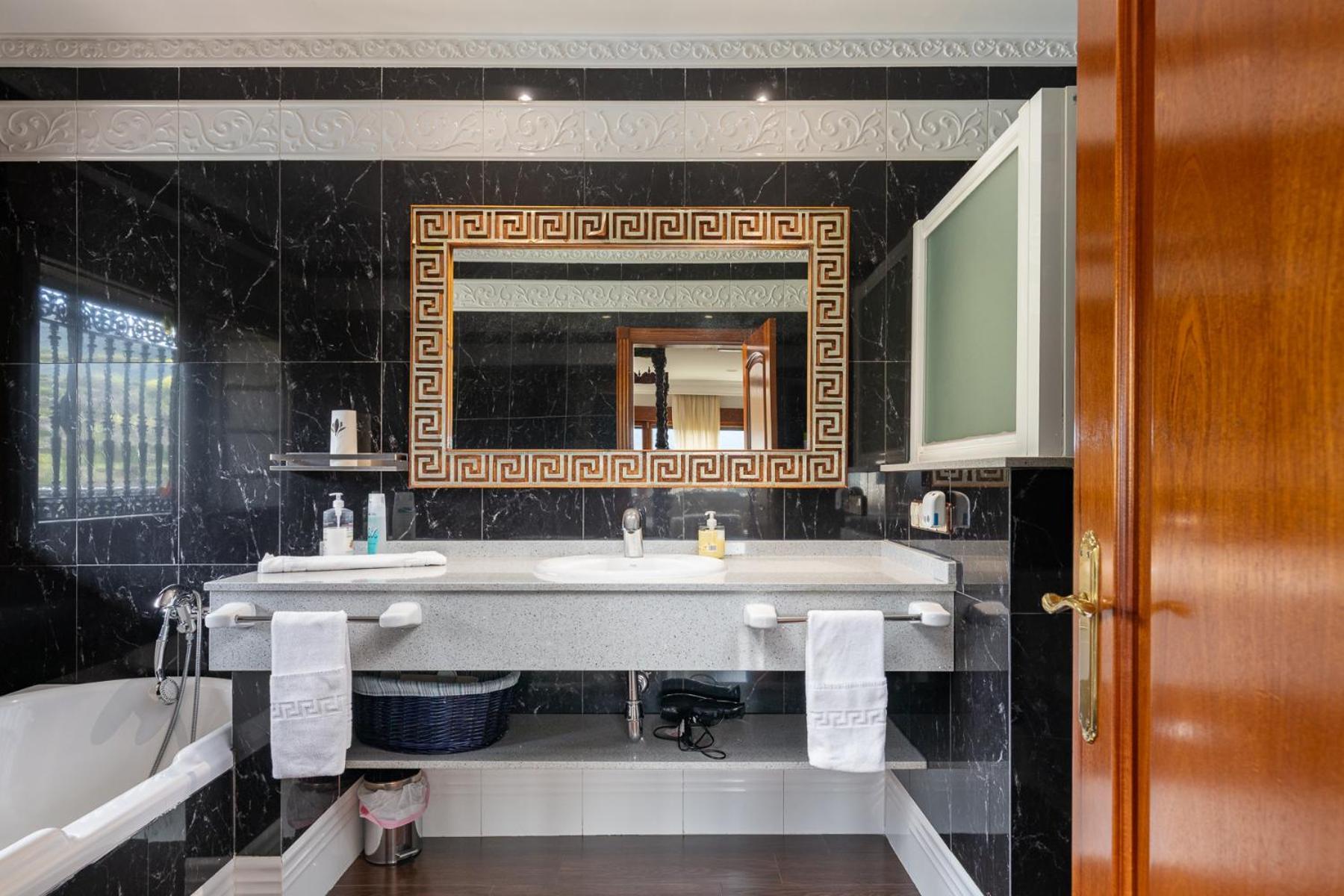 Willa Mansion Con Jacuzzi A 40 Grados, Gran Piscina Y Padel El Tiemblo Zewnętrze zdjęcie